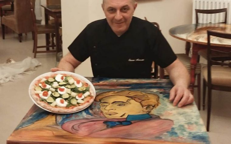SIMONE MANZOTTO CREA LA PIZZA “MISS REGINETTA D’ITALIA” CHE PRESENTERA’ DOMENICA AL CAFFE’ PIAZZA LEOPARDI.